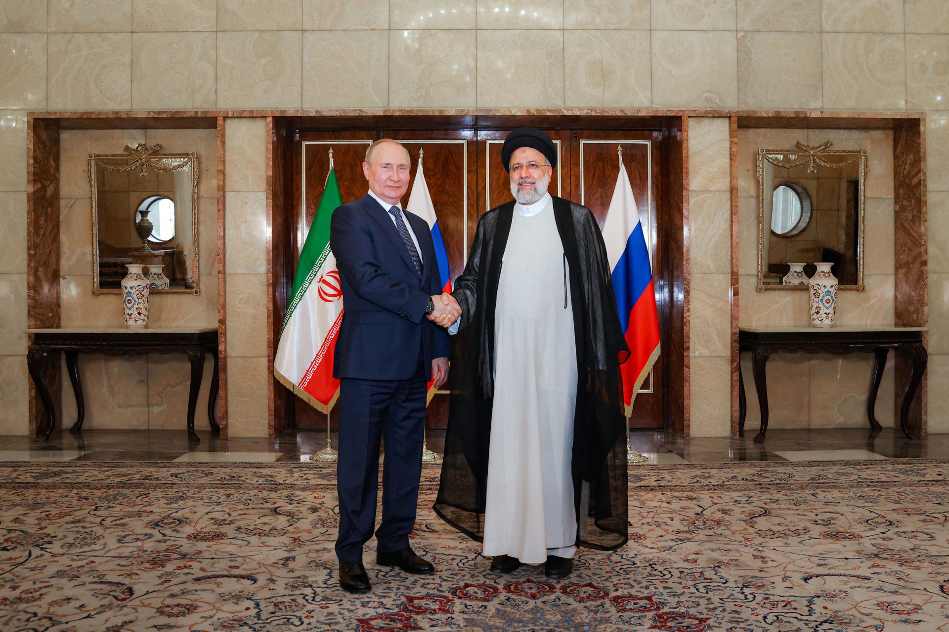 الرئيس الروسي فلاديمير بوتين مع الرئيس الإيراني إبراهيم رئيسي