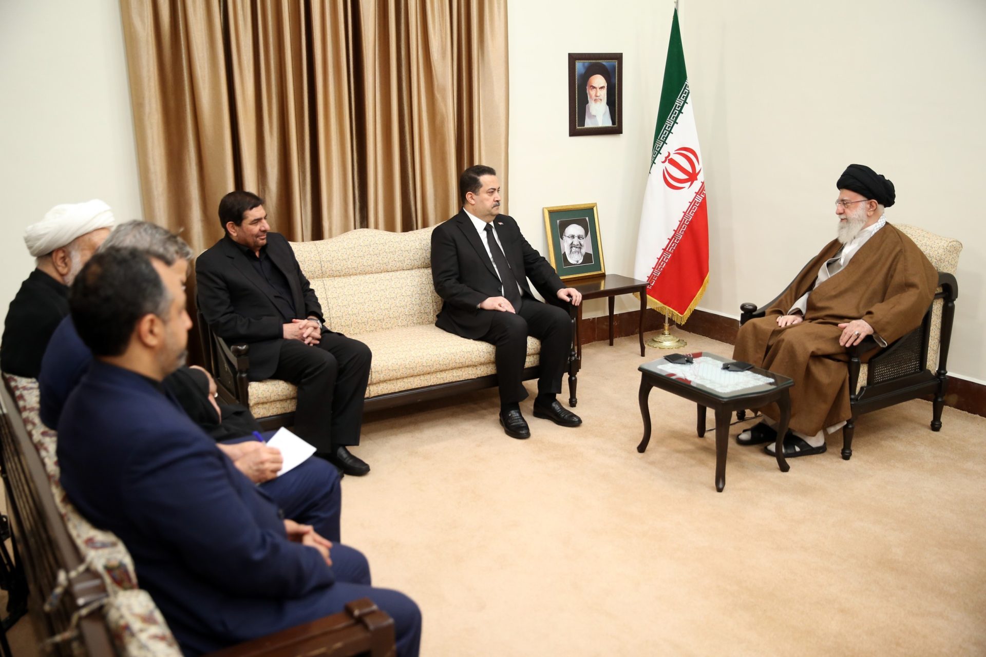 الامام الخامنئي في لقاء رئيس وزراء العراق