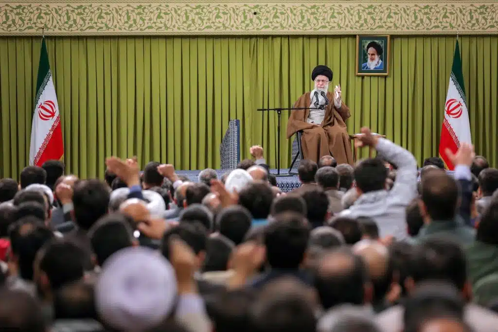 استقبل قائد الثورة الاسلامية آية الله العظمى الإمام السيد علي الخامنئي، حشداً من المعلمين، بمناسبة عيد المعلم.