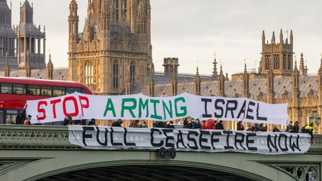 لافتة تطالب بوقف بيع الأسلحة البريطانية لإسرائيل، لندن 29 نوفمبر 2023
