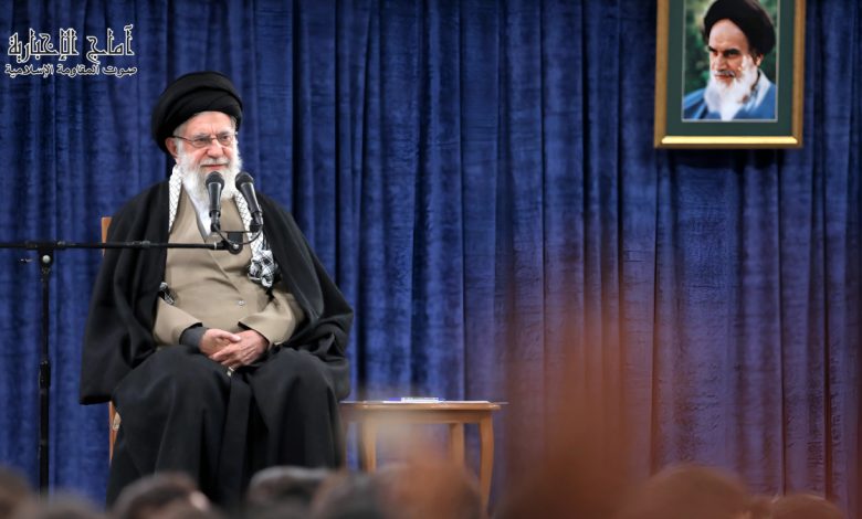 الإمام الخامنئي فقدان الشخصيات الثورية لا يعيق مسيرة إيران نحو القوة والتقدم.. والمفاوضات مع أمريكا خداع